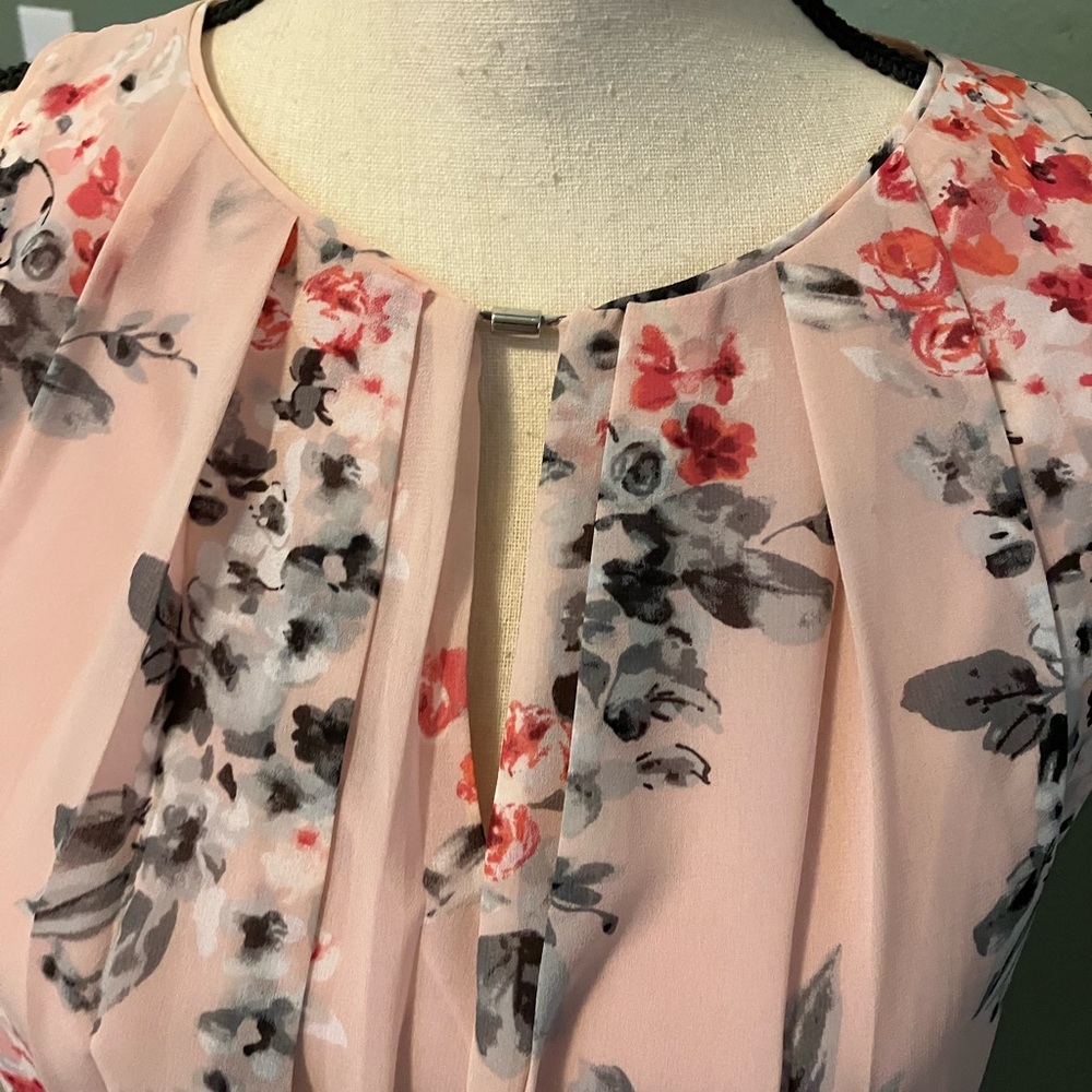 Spring Floral Keyhole Dress - Picture 3 of 11